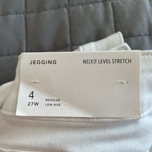 Never Worn! White skinny jean pant from AE. Still have tags!
